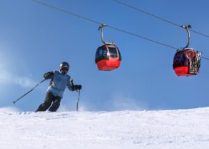 ubezpieczenie turystyczne - człowiek zjeżdzający na nartach
